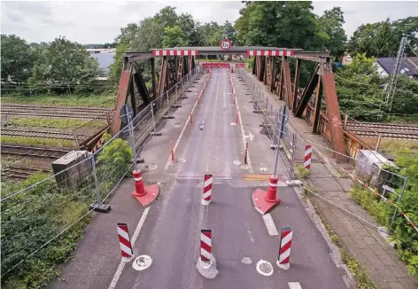  ?? FOTO: ZOLTAN LESKOVAR ?? Aktuell seit Mitte Juli gesperrt: die Cölve-Brücke zwischen Rheinhause­n-Trompet und Moers-Schwafheim.