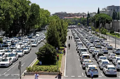  ?? FOTO ?? Las principale­s vías de Madrid, como el Paseo de la Castellana, fueron bloqueadas por un gremio de los taxistas que se resiste al fenómeno de empresas como Uber o Cabify.