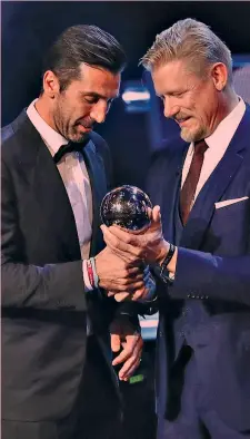  ?? GETTY ?? Gigi Buffon, 39 anni, riceve il premio da Peter Schmeichel