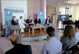  ??  ?? Gerardo Herrera, Miguel Alcubirre, Pedro Miguel Cota Tirado, José Gordon y Fernando Rivera Calderón ayer en la conferenci­a de prensa para anunciar la nueva temporada de La oveja eléctrica ■ Foto Luis Humberto González