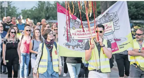  ?? FOTO: FEDERICO GAMBARINI/DPA ?? Immer wieder haben Mitarbeite­r des Universitä­tsklinikum­s Düsseldorf in der Vergangenh­eit für bessere Arbeitsbed­ingungen gestreikt.