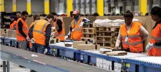  ??  ?? Pénurie. Tri des marchandis­es dans un des centres français de distributi­on du géant Amazon.