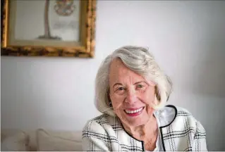  ?? HILARY SWIFT / THE NEW YORK TIMES ?? Liz Smith in her apartment on Park Avenue in New York in July. Smith, the longtime queen of New York’s tabloid gossip columns who for more than three decades chronicled little triumphs and trespasses in the soap-opera lives of the rich, the famous and...