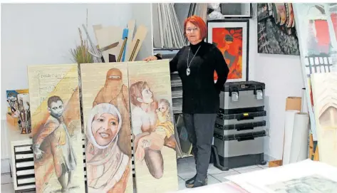  ?? FOTO: ALINA LEIDISCH ?? Ursula Bauer zeigt in ihrem Atelier drei ihrer aktuellen Werke zu den Tugenden der Gerechtigk­eit, der Tapferkeit sowie der Liebe.