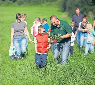  ?? ?? GROWING INTEREST: Curious visitors enjoy an Open Farm Sunday farm walk.
