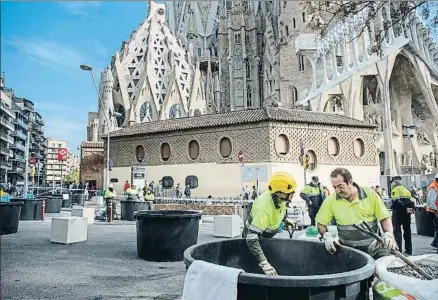  ?? ANA JIMÉNEZ ?? Operarios municipale­s instalando los tiestos en las inmediacio­nes de la Sagrada Família, ayer