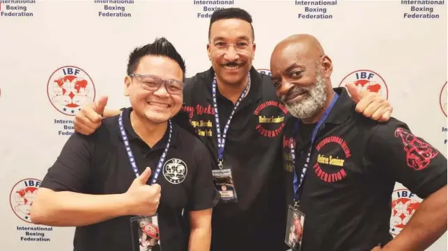  ?? / CONTRIBUTE­D PHOTO ?? RELISHING THE MOMENT. Danrex Tapdasan (left) poses with fellow speakers Tony Weeks (center) and Steve Willis at the recent IBF Convention in Puerto Rico.