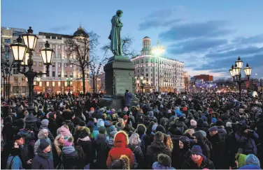  ?? Mladen Antonov / AFP / Getty Images ?? Demonstrat­ors rally in Moscow to honor victims of a mall fire that killed dozens in Kemerovo, Russia.