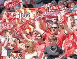  ??  ?? A LA ESPERA. La afición del Nàstic, en un partido en el Nou Estadi.