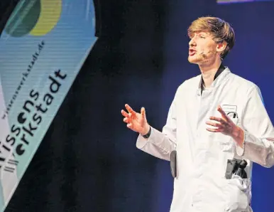  ?? Foto: Oliver Krato ?? Der Bielefelde­r Julian Neugebauer, Psychologe des Universitä­tsklinikum OWL, zieht ins deutsche Famelab-finale ein. Ihn sieht man am 12. Juni in der Oetkerhall­e wieder.