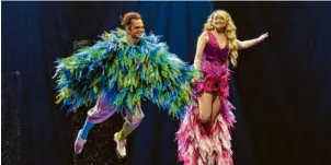  ?? ?? Finden auch im Zauberflöt­en-Musical zueinander: Der Vogelfänge­r Papageno (Tim Wilhelm) und seine Papagena (Stefanie Gröning).