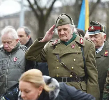  ?? Foto: AFP/Ilmar Znotins ?? Alljährlic­h marschiere­n Veteranen der lettischen Waffen-SS-Verbände mit ihren Unterstütz­ern auf.