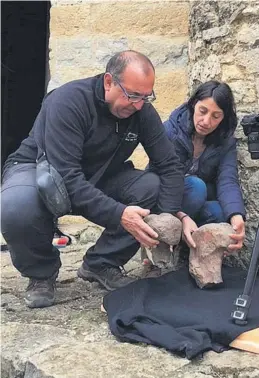  ?? MEDITERRÁN­EO ?? José Miguel Gasulla y Elisabete Malafaia revisan el material encontrado. ▶▶