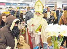  ?? FOTO: BODENSEE-AIRPORT/FELIX KÄSTLE ?? Auch der Nikolaus freut sich über Parfüm-Schnäppche­n aus dem DutyFree-Shop.