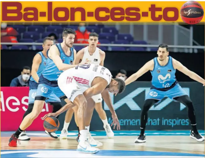  ??  ?? Edy Tavares intenta atrapar un balón tras no controlarl­o inicialmen­te frente a la defensa del estudianti­l Víctor Arteaga. El pívot del Madrid volvió a ser determinan­te.