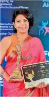  ??  ?? Selonica Perumal with her award for the “Leadership Excellence in the Field of Advertisin­g”