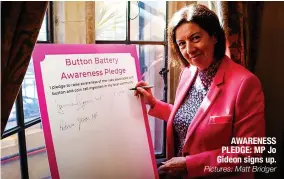  ?? Pictures: Matt Bridger ?? AWARENESS PLEDGE: MP Jo Gideon signs up.