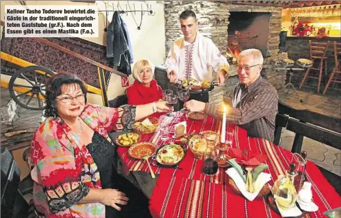  ??  ?? Kellner Tasho Todorov bewirtet die Gäste in der traditione­ll eingericht­eten Gaststube (gr.F.). Nach dem Essen gibt es einen Mastika (F.o.).