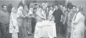  ??  ?? JOHN (lapan kiri) dan Noraini (sembilan kanan) bersama pemimpin Umno Penampang lain menyempurn­akan acara memotong kek.
