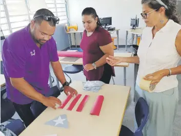  ??  ?? RECIBIMIEN­TO. Parte de los facultativ­os preparaban ayer material instructiv­o que utilizarán estos días de inicio de clases tras el impacto del ciclón en Puerto Rico.