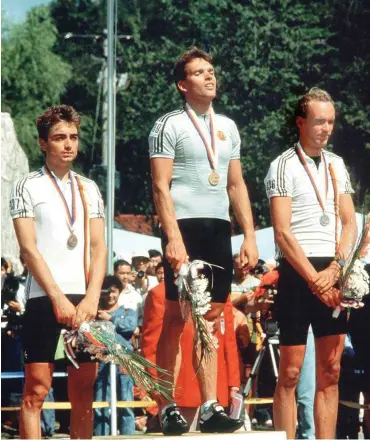  ?? Foto: imago/Camera 4 ?? Olympiasie­ger Olaf Ludwig (M., DDR) und seine »Helfer« aus der BRD Bernd Gröne (r.) und Christian Henn