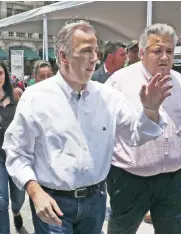  ??  ?? El candidato José Antonio Meade arribó al Palacio de Minería acompañado de su equipo de campaña.