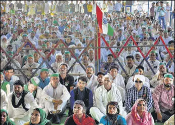  ?? SAKIB ALI/HT ARCHIVE ?? Farmers at the Ghazipur protest site during the ongoing agitation against the three farm bills. The protesters are sitting on one carriagewa­y of the Delhi-meerut Expressway.