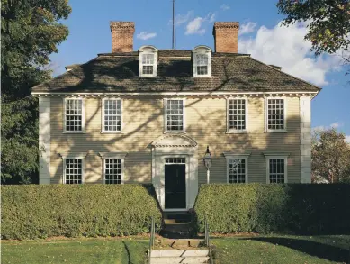  ??  ?? RIGHT Strict symmetry, hipped roof, prominent chimneys, articulate­d corners, and door surround all point to Georgian style in a 1769 Massachuse­tts house.