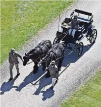  ??  ?? imagen solitaria de la soberana británica durante el funeral dio la vuelta al mundo. Sus nietos, Guillermo y Enrique fueron parte del cortejo fúnebre que trasladó el féretro de su abuelo en un auto diseñado por él mismo, así como su carruaje personal.