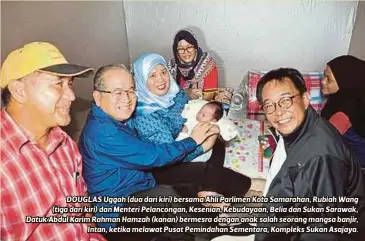  ?? FOTO ?? DOUGLAS Uggah (dua dari kiri) bersama Ahli Parlimen Kota Samarahan, Rubiah Wang (tiga dari kiri) dan Menteri Pelanconga­n, Kesenian, Kebudayaan, Belia dan Sukan Sarawak, Datuk Abdul Karim Rahman Hamzah (kanan) bermesra dengan anak salah seorang mangsa...