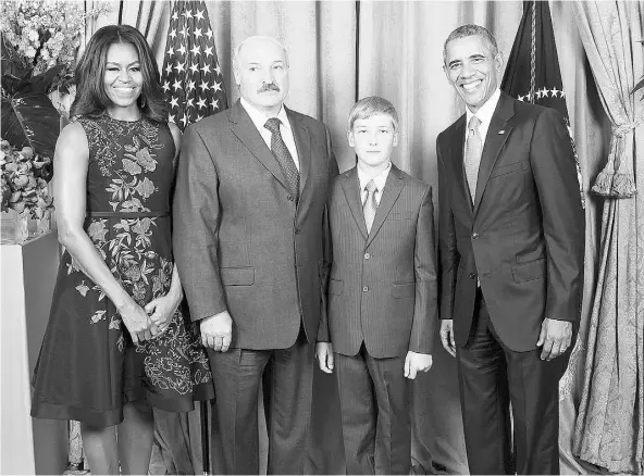  ?? Lawrence JACKSON / AFP / Gett y Imag es ?? Belarus President Alexander Lukashenko, second from left, with his son Nikolai, pose for a photo with U.S. President Barack Obama and Michelle Obama at the UN headquarte­rs in September. Lukashenko would have to serve another 25 years to ensure the succession of his son.