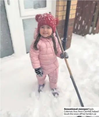  ??  ?? Sensationa­l sweeperkay­la Coleman, four, from Cairnhill, helped brush the snow off her family’s car