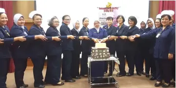  ??  ?? Aieshah (centre) leads the cake-cutting ceremony to mark the state-level Internatio­nal Nurses Day 2018 celebratio­n.