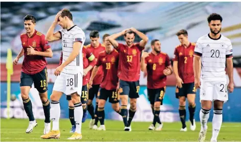  ?? FOTO: DANIEL GONZALES ACUNA/DPA ?? Leon Goretzka und Serge Gnabry (rechts) sind frustriert, die Spanier bejubeln einen ihrer Treffer.