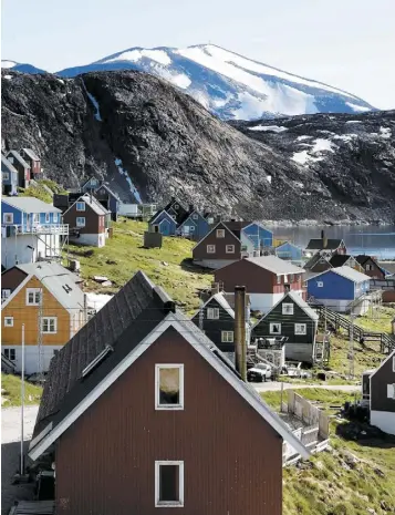  ?? PHOTO D’ARCHIVES, AFP ?? Institutio­nnellement rattachée au Danemark, la gigantesqu­e île, située en Arctique, abrite environ 56 000 habitants. Sur la photo, la petite ville d’Upernavik.