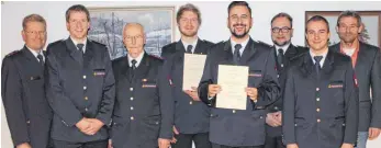  ?? FOTO: BIANKA ROITH ?? Ehrungen und Beförderun­gen standen im Mittelpunk­t bei der Feuerwehr Dürbheim. Unser Bild zeigt von links: Kreisfeuer­wehrverban­dsvorsitze­nder Ernst Heinemann, Kommandant Markus Rebstock, Ehrenkomma­ndant Berthold Schöttle, Oliver Giese, Timo Manz,...