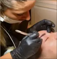  ?? (DR) ?? Pour Julie Otto-loyas, à Saint-laurent-du-var, le dessin des sourcils aux pigments comme tous les autres soins d’esthétique, sont mis en suspens.