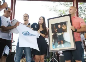  ??  ?? Sus hijos Marcos, Angelique y Josué recibieron una camisa del equipo de béisbol de los Cangrejero­s de Santurce que invitó a Papo a lanzar la primera bola en la próxima temporada.