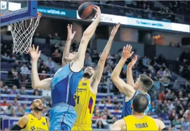  ??  ?? Víctor Arteaga intenta machacar en el Estu-Barça, el último partido que se pudo disputar esta temporada.