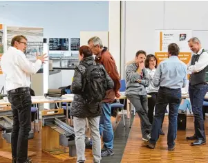  ??  ?? Die Möglichkei­t zum intensiven Austausch zwischen Bauherren und Baufirmen bietet der Beratertag des Bau handwerks, den am kommenden Sonntag der Verein Qualität am Bau veranstalt­et.