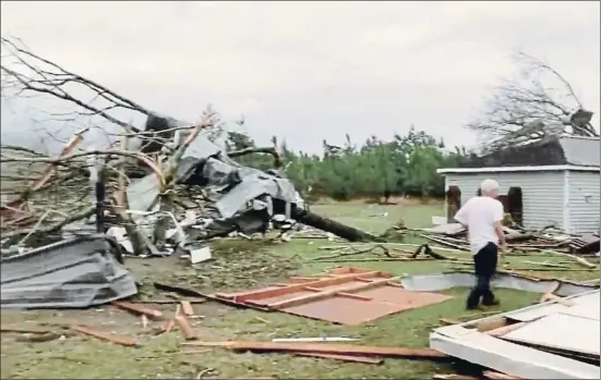  ?? SOCIAL MEDIA / REUTERS ?? Rastros del paso del tornado en Beauregard, una localidad al norte de Alabama