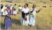  ?? Picture: GARY HORLOR ?? PAINFUL MEMORIES: Mamthakomo Pikwa and Nonzame Mpoto recall the bitterly cold day when they helped Nonjabulo Zananda, far right, to drag her asthmatic daughter, who was strapped to a homemade ladder to the dirt road