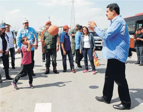  ?? FOTO: AFP ?? Maduro juega a la pelota con un niño en el estado venezolano de Carabobo, el pasado 6 de febrero.