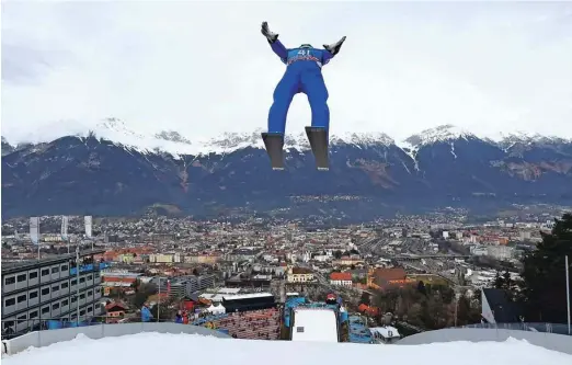  ?? Foto Lisi Niesner Reuters ?? Petru Prevcu se je po zelo dobrem (od)skoku v včerajšnji­h kvaliikaci­jah odprl takšen razgled na Innsbruck.