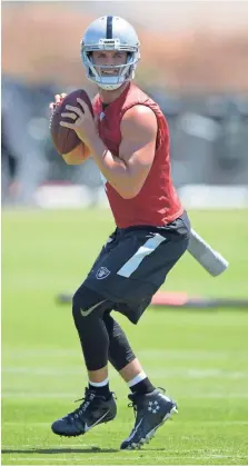  ?? KIRBY LEE, USA TODAY SPORTS ?? Raiders quarterbac­k Derek Carr threw for 28 touchdowns last season before suffering a broken left leg in Week 16.