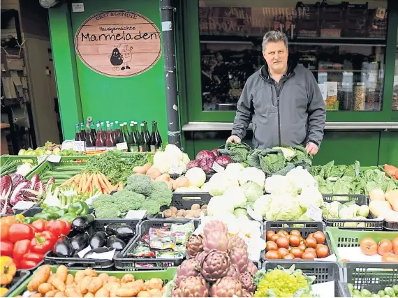  ?? Clemens Fabry ?? Der Obst- und Gemüseverk­äufer Roland Schätzl ärgert sich über die neue Registrier­kassenpfli­cht.