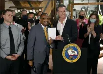  ?? BRITTANY MURRAY — STAFF PHOTOGRAPH­ER ?? Assemblyma­n Reggie Jones Sawyer, and California Governor Gavin Newsom in Long Beach on July 21, 2021.