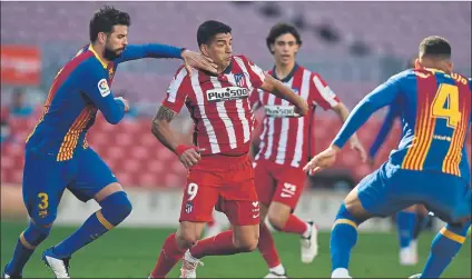  ?? FOTO: MANEL MONTILLA ?? Piqué, en una acción con Luis Suárez El central del Barça controló a su ex compañero, ahora en las filas del Atlético