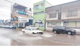  ?? ?? l A lo largo del día llovió ayer en Nogales provocando un descenso en las temperatur­as.