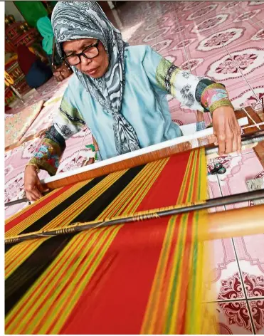  ?? — UTUSAN MELAYU ?? After her retirement from teaching, Sirongan returned to her village and learnt to weave.